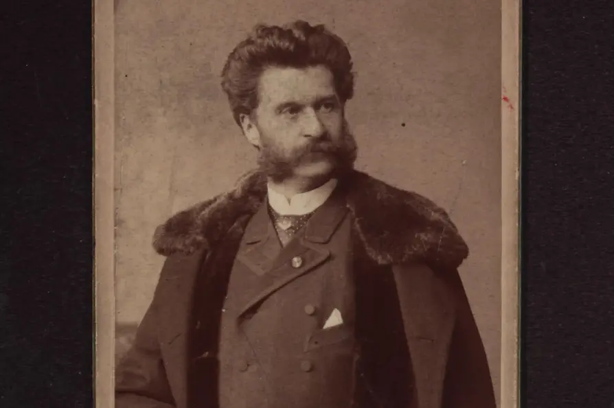 Portraitfoto von Johann Strauss Sohn, in pelzverbrämtem Mantel, um 1885, von Victor Angerer.