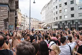 Swifties feiern in Wien nach der Absage von Taylor Swifts Konzerten