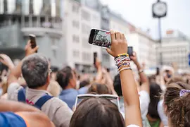 Swifties feiern in Wien nach der Absage von Taylor Swifts Konzerten