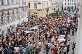 Swifties feiern in Wien nach der Absage von Taylor Swifts Konzerten