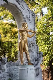 Il monumento a Johann Strauss nel parco cittadino