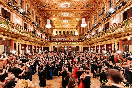 Parejas de baile en el baile de la Orquesta Filarmónica en el Musikverein de Viena