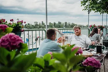 Zwei Männer beim Essen