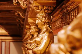 Figura femenina (cariátide) en el Salón Dorado de la Musikverein de Viena