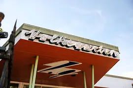 Volksgarten Pavillon mit Schriftzug im Stil der 1950er