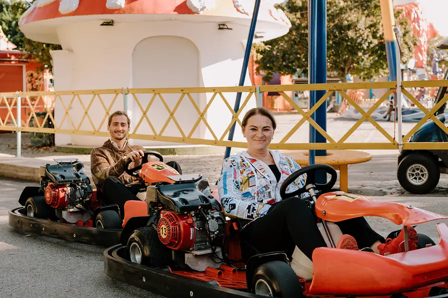 Ferdinand Habsburg und Silvia Lang im Wiener Prater auf der Gokart-Bahn