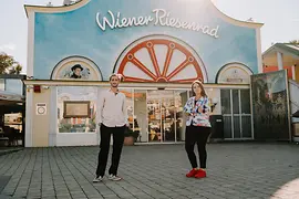 Ferdinand Habsburg und Silvia Lang vor dem Wiener Riesenrad