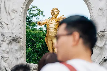 Parco della città di Vienna, monumento a Johann Strauss, turisti in primo piano