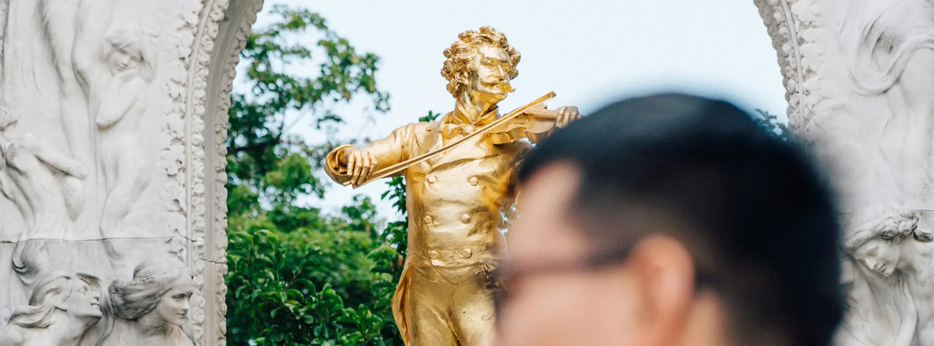 Wiener Stadtpark, Johann Strauss Denkmal, Tourist:innen im Vordergrund