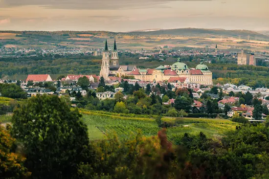 Stift Klosterneuburg aus der Ferne mit Landschaft im Hintergrund