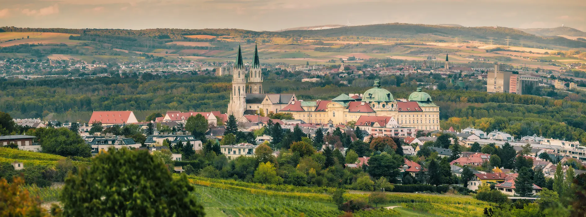 Stift Klosterneuburg aus der Ferne mit Landschaft im Hintergrund