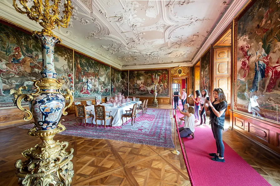 Ansicht des Kaiserzimmers im Stift Klosterneuburg mit Gemälden und Stuckdecke